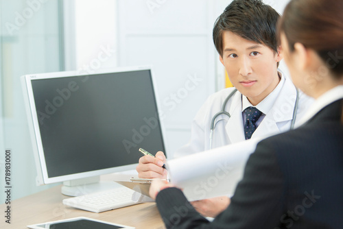 打ち合わせをする医師とビジネスウーマン 