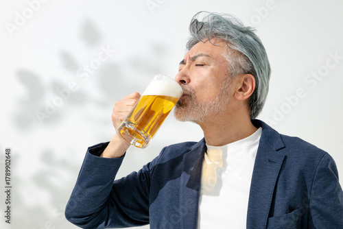 ビールを飲む男性