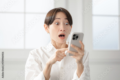 スマホを見る女性