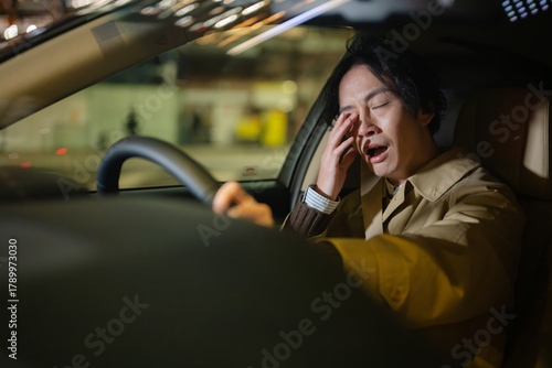 車を運転する男性