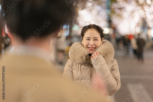 イルミネーションと若い男女