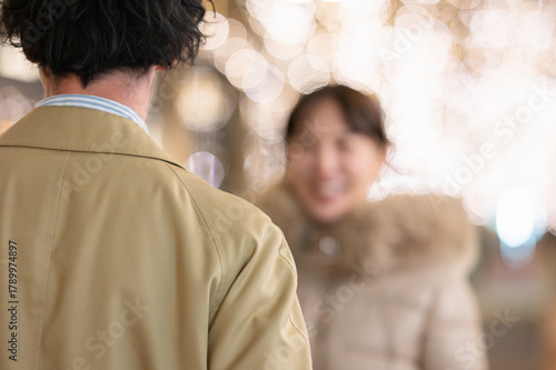 待ち合せをする男女