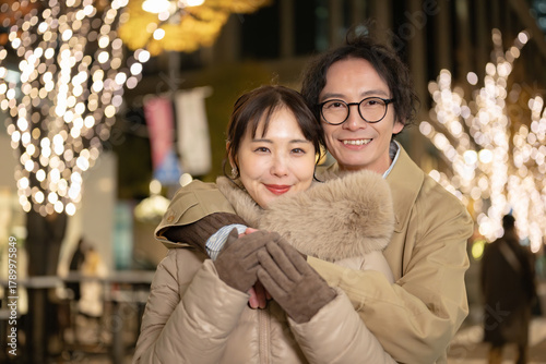 イルミネーションと若い男女