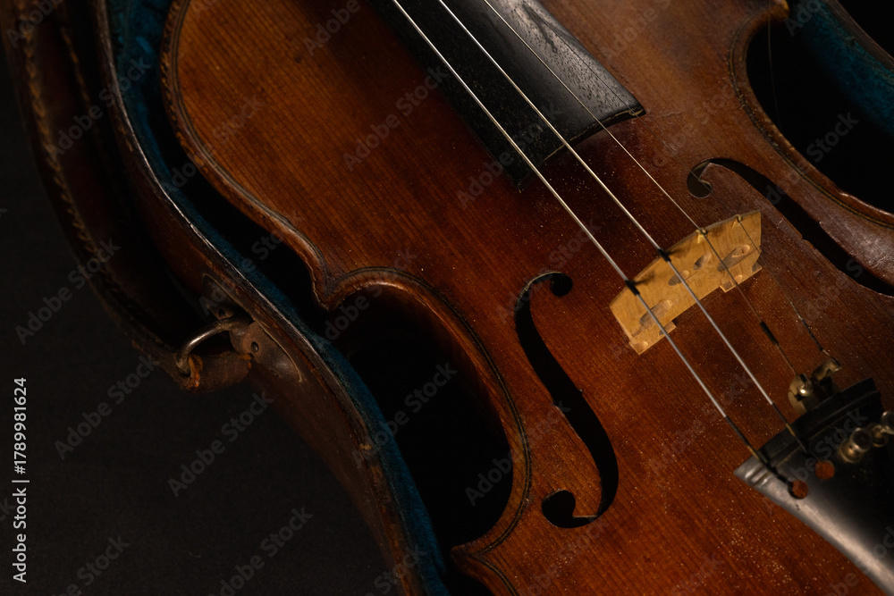 Fototapeta premium vieux violon posé sur un bel étui ancien de couleur bleu vert.