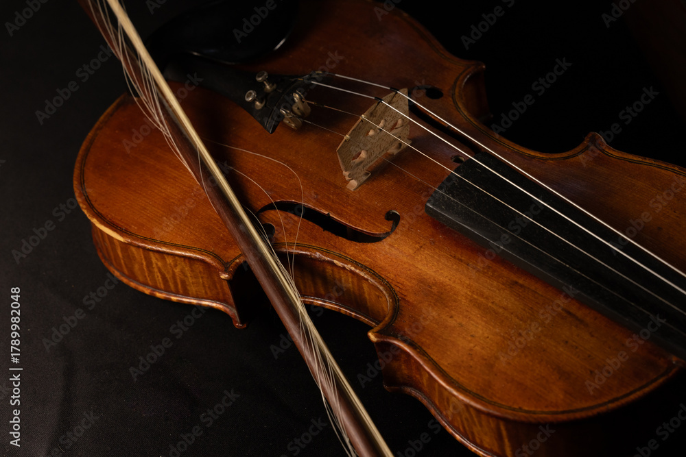 Fototapeta premium vieux violon posé sur un bel étui ancien de couleur bleu vert.