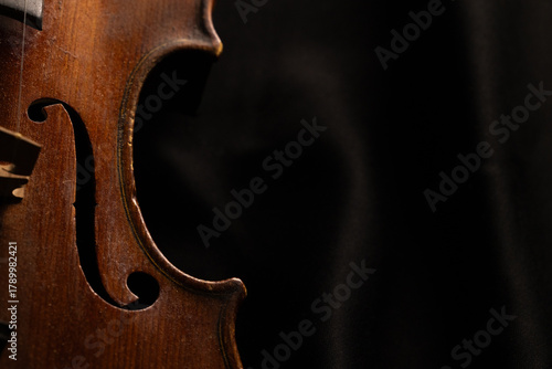 Photos gros plan sur un vieux violon en bois, sur fond noir avec place pour mettre du t