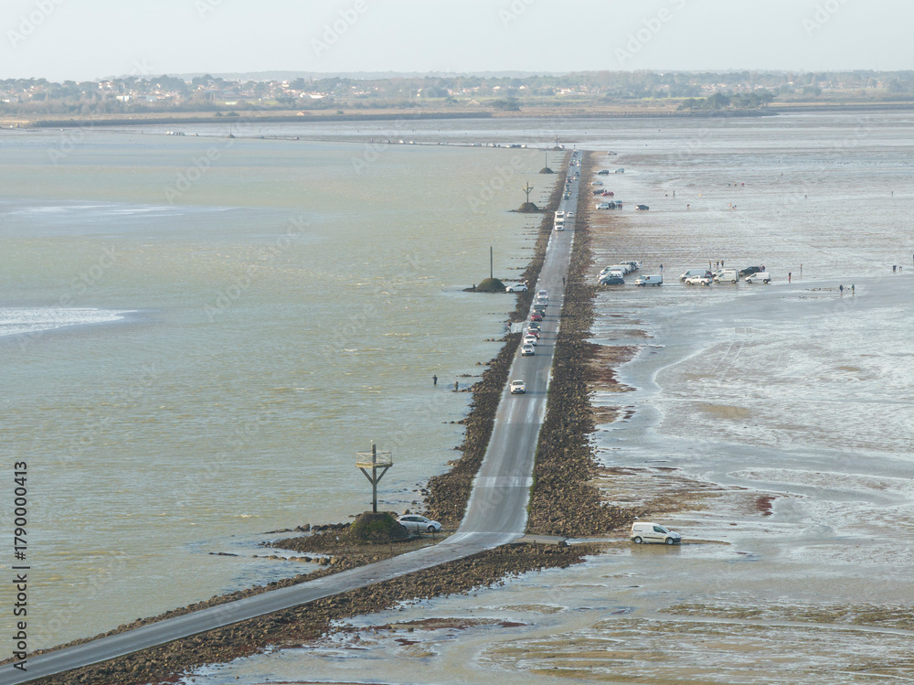 voitures empruntant une chaussée submersible, ile de noirmoutier en vendée, le passage du Gois en vue aerienne