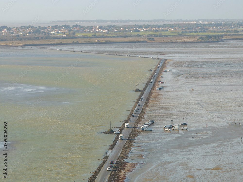 voitures sur une chaussée submersible, ile de noirmoutier en vendée en arriere plan, le passage du Gois en vue aerienne
