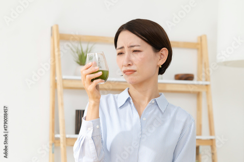 Fotografía 青汁を飲む女性