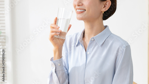 水を飲む女性