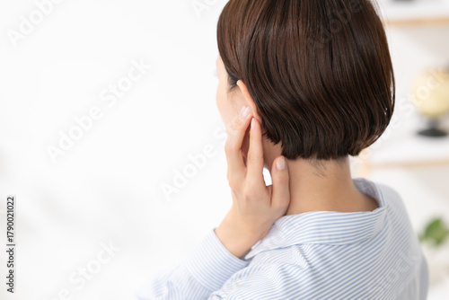 耳をおさえる女性