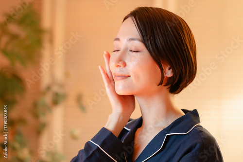 スキンケアをする女性