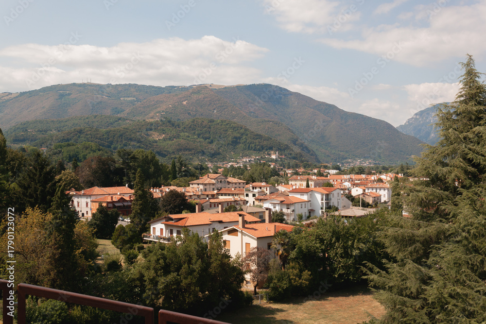 Fototapeta premium Cidade entre montanhas