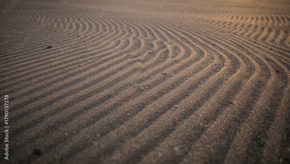 Naklejka premium Ripples in sand formed by low tide along the beach, showcasing seasonal change