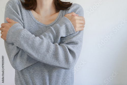 寒気を感じる女性