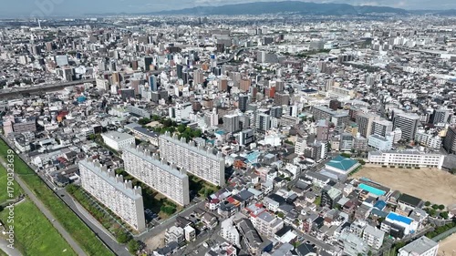 現代都市と青空のドローン空撮