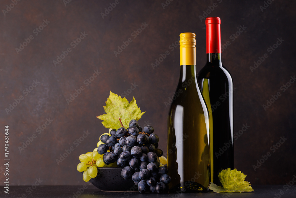 Naklejka premium Red and white wine bottles and fresh grapes