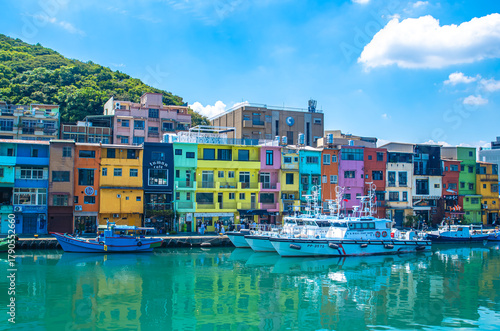 Fototapeta Naklejka Na Ścianę i Meble -  台湾の基隆にある正濱港彩虹屋　ジーロン 　台北