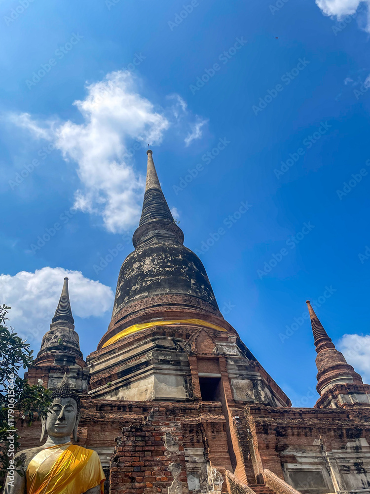 Fototapeta premium Ancient Buddhist Temple with Statues under Blue Sky