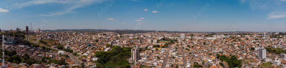 Fototapeta premium Varginha, Minas Gerais, Brasil: Vista aérea panorâmica da cidade.
