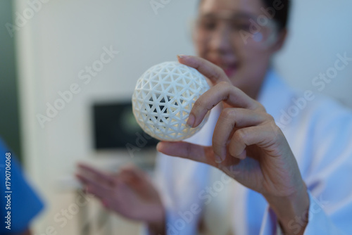 Fotografie Researchers are working with a 3D printer to print clear, white plastic models using cutting-edge, focused technology in the lab