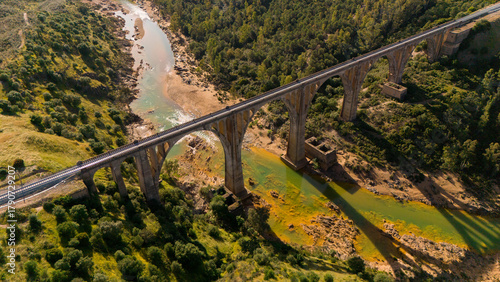 Tableau sur toile Puente ferroviario en valle fluvial