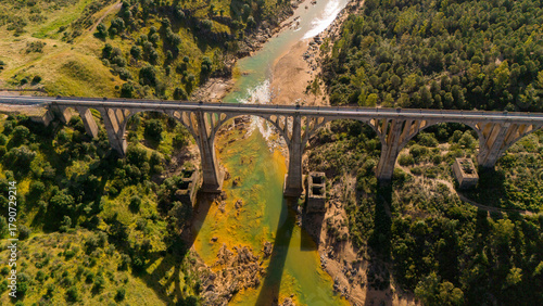 Tableau sur toile Puente ferroviario en valle fluvial