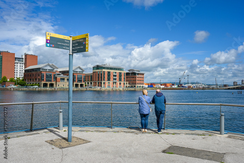 touristischer Wegweiser in Belfast / Nordirland