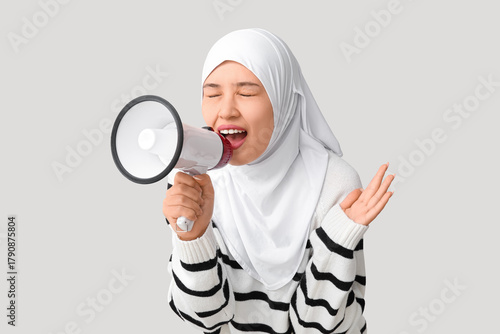 Young Asian Muslim woman sh...