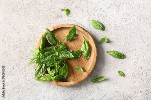 Wooden plate with fresh gre...
