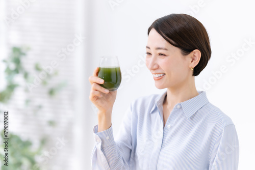 青汁を飲む女性