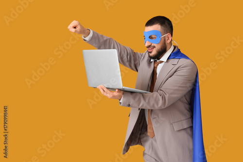 Young businessman dressed a...