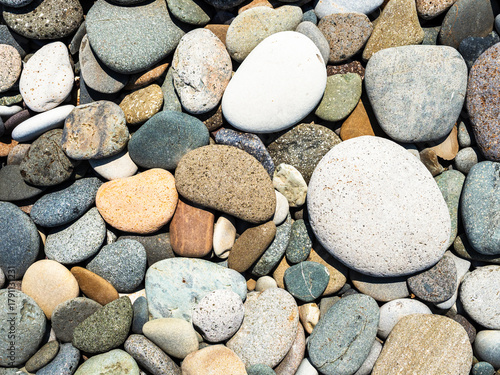 Foto natural tumbled pebbles on beach in Batumi city