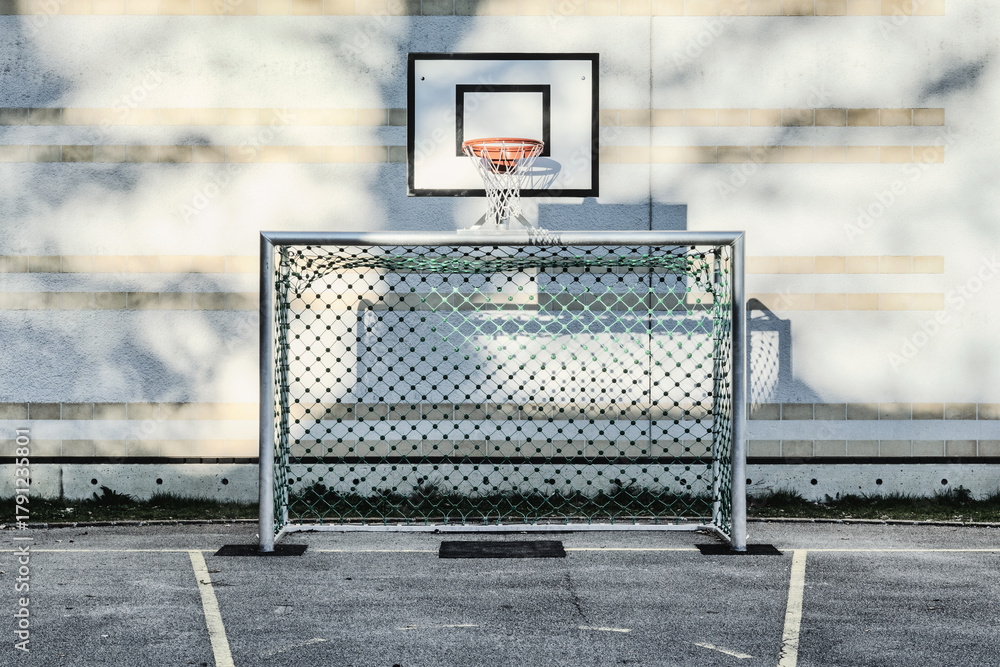Naklejka premium But de football combiné avec panier de basket (structure multisport)