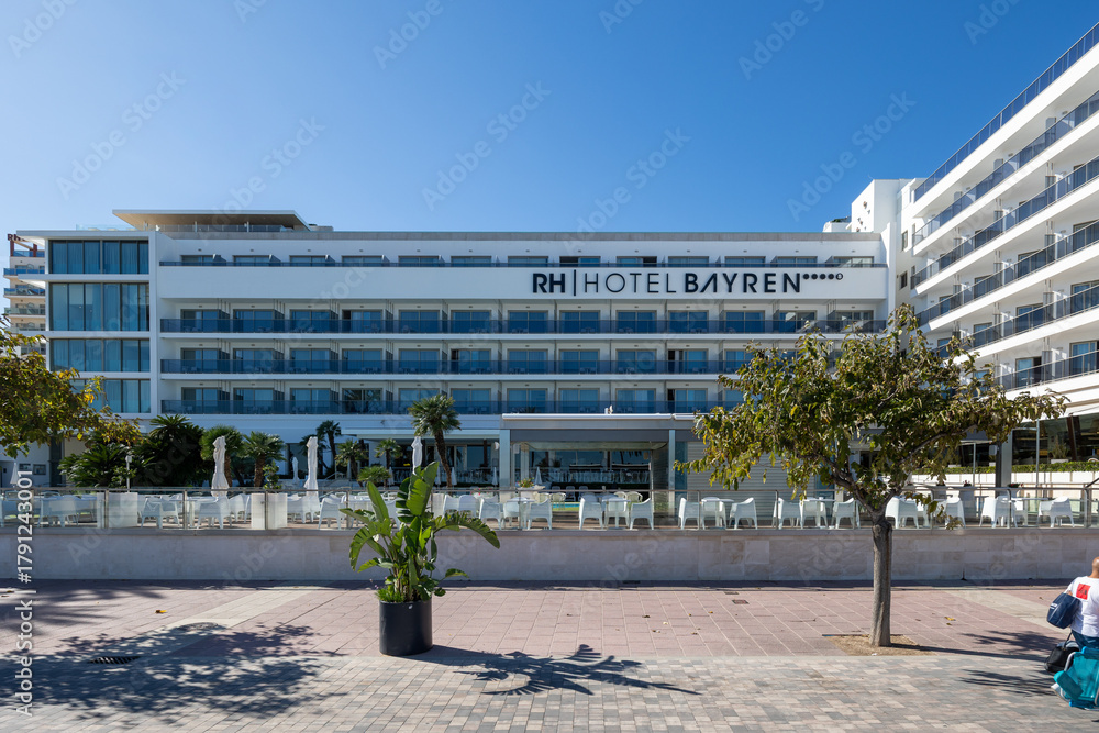 Naklejka premium Rh hotel bayren establishing shot in gandia valencia