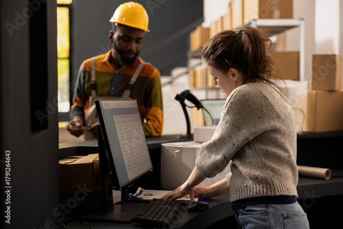 Bilde på lerret Diverse colleagues ensuring quality control for goods shipment, managing cardboard boxes and supporting e-business operations with accurate packaging and delivery logistics