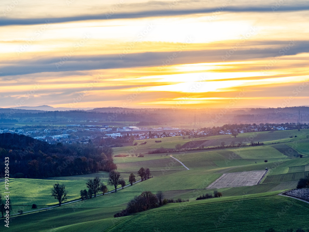 Fototapeta premium Agrarlandschaft bei Sonnenuntergang