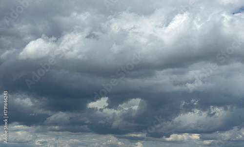 Obraz na plátně Heavy gray storm clouds filling the sky
