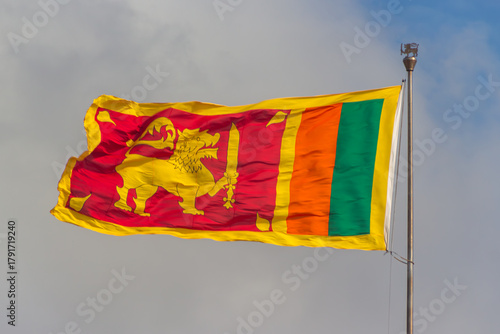 Foto Detailed close-up of the Sri Lankan national flag, featuring the iconic golden l