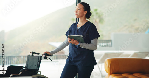 Foto Tablet, thinking and wheelchair with nurse woman in home for healthcare or medical assistance