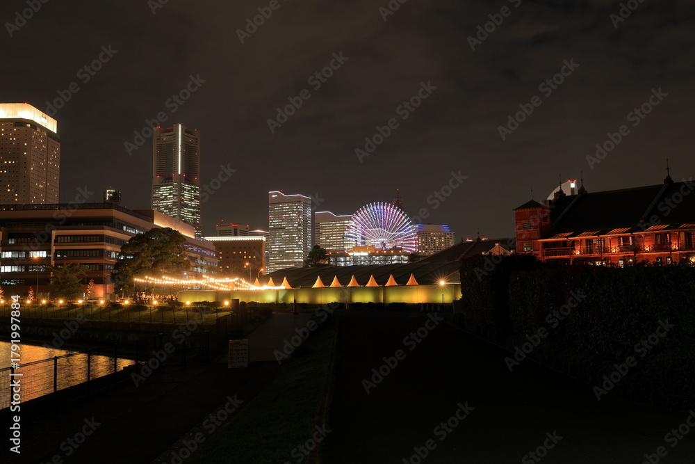 Fototapeta premium Night view of Yokohama city with a huge Ferris wheel in Yokohama, Kanagawa, Japan