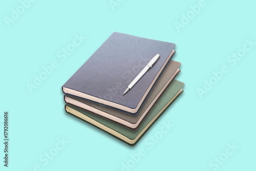 Foto Stylish stack of modern notebooks with a sleek pen poised for writing, perfect for planning your success and capturing brilliant ideas in a clean, organized workspace