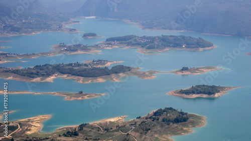 Foto Serpentine waterways entwine with emerald islands, evoking a mystical archipelag