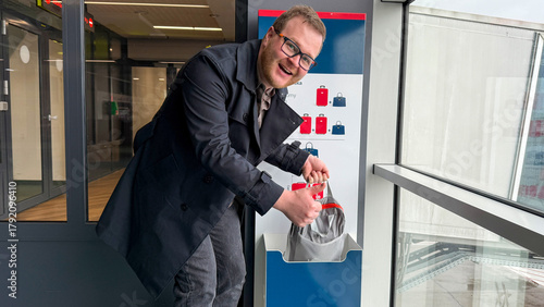 Foto A jovial Caucasian man in a sleek coat retrieves parcels from a bustling, modern