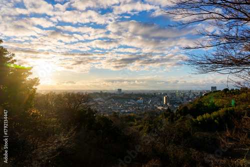 輝く夕日に照らされた金沢の街並み