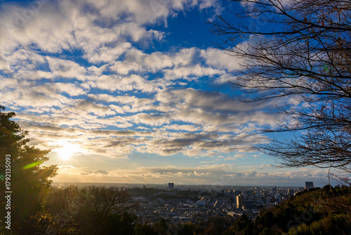 輝く夕日に照らされた金沢の街並み