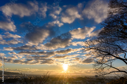 輝く夕日に照らされた金沢の街並み