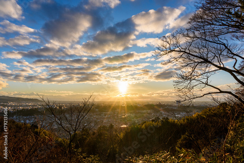 輝く夕日に照らされた金沢の街並み
