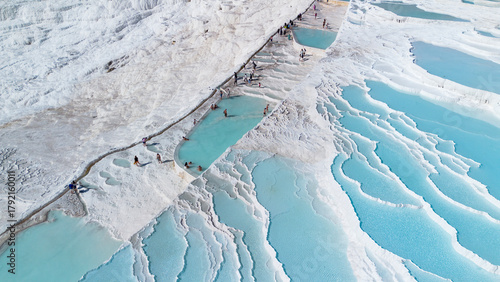 Foto Aerial view Pamukkale Turkey travertine pools, nature terraces with blue water