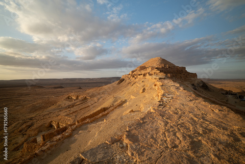 Vista di Ksar Guermessa situato sotto la vetta di Ras Oum Moutmana, Tunisia
